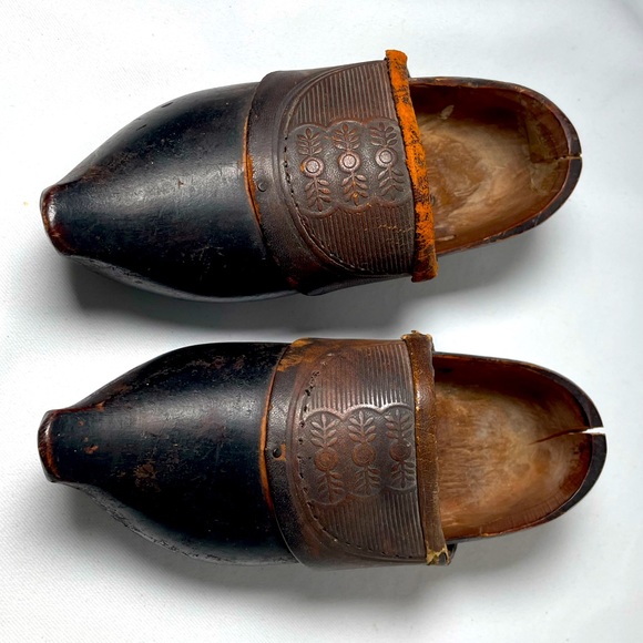 Antique black wooden child sized pair of clogs sabots w/ embossed brown leather - Picture 13 of 13